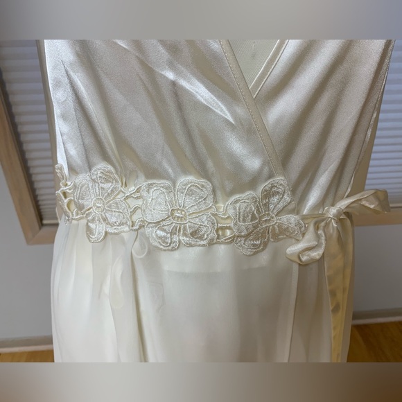 NWT Flora Nikrooz Ivory Night Gown&Robe. S/M. See pics for stains on end of gown - Picture 5 of 15